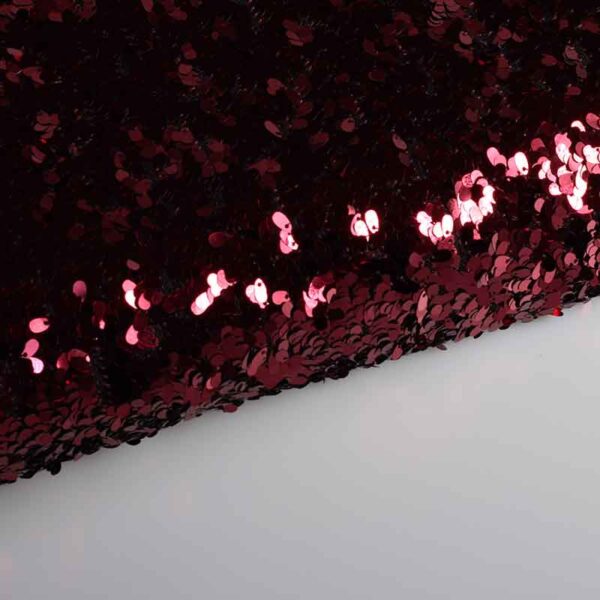 Tissu mesh bordeaux avec gouttes