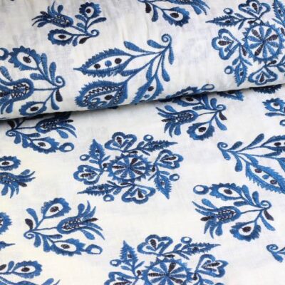 Tissu broderie coton retro fleur bleu